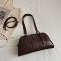 Bolso bowling retro de cuero sintético marrón brillante con herrajes plateados y correa - Marrón
