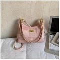 Rosa Tweed-Halbmondtasche mit Goldkette und Lederriemen in Lifestyle-Umgebung - Rosa
