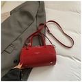 Elegante borsa Boston cilindrica in pelle rossa con tracolla su letto bianco - Rosso (Senza Ciondolo)