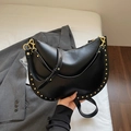 Bolso hobo de media luna negro mate con remaches dorados y correa fina para el hombro - Negro