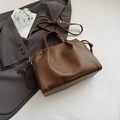 Damenhandtasche in Karamellbraun mit Lychee-Lederstruktur und gerafftem Cloud-Design - Braun