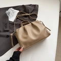 Minimalistische khakifarbene kleine quadratische Handtasche mit Plissee und Schultergurt - Khaki