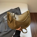 Bolso de hombro media luna verde oliva con tachuelas doradas y correa ajustable - Verde