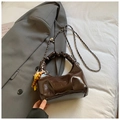 Borsa a mezzaluna marrone scuro pieghettata con tracolla a catena e pendente di perline - Marrone
