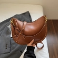 Bolso bandolera de media luna marrón con remaches dorados y correas ajustables para mujer - Marrón