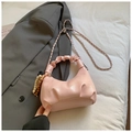 Borsa a nuvola plissettata rosa chiaro con tracolla a catena e ciondolo in legno - Rosa