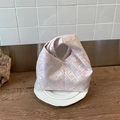 Nahaufnahme der rosa-weißen Jacquard-Blumenstickerei und des Knotengriffs einer Handtasche - Rosa