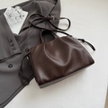 Borsa a tracolla marrone scuro grande capacità con trama in pelle di litchi e design plissettato - Marrone