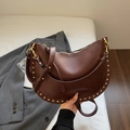 Bolso de media luna marrón oscuro en cuero vintage con detalles de remaches dorados - café