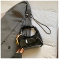 Borsa a mano nera in pelle verniciata con manico a pieghe e tracolla a catena - Nero