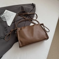 Bolso cloud de cuero marrón con nudos laterales y correa ajustable de estilo oficina - Marrón