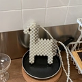 Elegante bolso bandolera de perlas blancas hecho a mano en forma de caballo con toques plata - Plata Pequeño