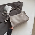 Elegante bolso nube topo de cuero granulado con asa de nudo y correa ajustable - Caqui