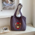 Dettaglio della borsa tote in tela viola con ricamo di orsetto e chiusura a coulisse - Grigio Viola