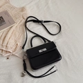 Minimalistische schwarze rechteckige Handtasche aus Kunstleder mit silbernem Drehverschluss - Schwarz Mit Anhänger