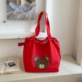 Dettaglio della borsa tote in tela rossa con ricamo a orsetto e chiusura con coulisse bianca - Rosso