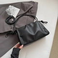 Elegante borsa nera con trama a litchi, manico a nodo e tracolla regolabile in pelle - Nero