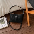 Dettaglio della borsa a tracolla minimalista in pelle PU nera con fibbia in metallo in casa - Vestibilità regolare / Nero