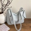Hellblaue Shopper-Tasche in Halbmondform aus Kunstleder mit Fransen und kleinem Beutel - Blau