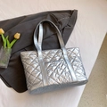 Bolso tote plateado metalizado con acolchado de diamantes sobre lino blanco - Plateado