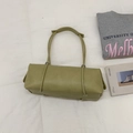 Dettaglio della borsa tote in pelle verde oliva con spalline sottili e anelli metallici - Verde