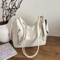 Weiße Retro-Einkaufstasche mit Doppelriemen und kleinem Umschlag-Taschenanhänger - Weiß