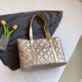 Bolso tote acolchado oro champán con acabado metálico y diseño minimalista de rombos - Dorado