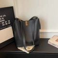 Détail du sac seau en cuir grainé noir avec un fermoir rotatif en métal doré élégant - Noir