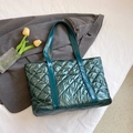 Bolso tote acolchado en verde oscuro metalizado con asas dobles de cuero - Verde