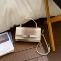 Petit sac bandoulière blanc et marron motif crocodile avec fermoir rotatif argenté - Patchwork Beige Kaki