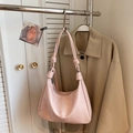 Dettaglio della borsa hobo in ecopelle rosa chiaro con nodi decorativi e anelli in argento - Rosa senza Ciondolo