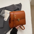 Detailansicht einer braunen Vintage-Umhängetasche aus Leder mit Bronze-Metallverschluss - Braun