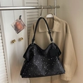 Bolso tote negro grande con estampado de estrellas blancas y texto grabado en cuero PU suave - Negro