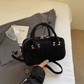 Borsa rettangolare in pelle scamosciata nera con hardware dorato a forma di osso e tracolla - Nero
