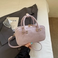 Borsa Boston scamosciata lavanda con dettagli dorati e logo Rosy Rodenia - Viola