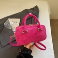 Borsa a mano vintage in pelle scamosciata rosa con borchie a gatto dorate e tracolla - rosa acceso