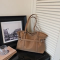 Karamelbruine leren shopper met decoratieve riem en zilveren gesp voor woon-werk - Bruin