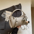 Détail du sac hobo en cuir crème avec nœuds et accessoire de petit cheval - Gris Avec Pendentif