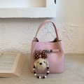 Detailansicht der rosa Ledertasche mit silbernem Drehverschluss und Welpenanhänger - Roze mit Anhänger