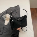 Handtasche aus schwarzem Wildleder mit silbernem Metallverschluss und Schultergurt - Schwarz