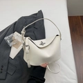 Minimalistische elfenbeinfarbene Halbmodtasche mit silbernem Drehverschluss und Riemen - Cremeweiß