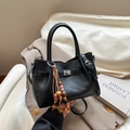 Borsa a mano minimalista in ecopelle nera opaca con ciondolo in legno e chiusura a scatto - Nero