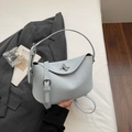 Hellblaue Handtasche aus mattem Leder mit silbernem Verschluss und Schultergurt - Blau