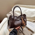 Borsa tote marrone scuro in ecopelle con fibbia argentata e nappina di perline - Marrone