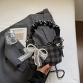 Sac à main à carreaux gris foncé avec poignée froncée et nœud en perles blanches - Avec Pendentif en Perles et Dentelle / Noir