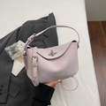 Elegante hellrosa Leder-Zylindertasche mit Silberverschluss und verstellbarem Gurt - Rosa