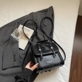 Modischer schwarzer Rucksack mit Marmormuster-Klappe und Metall-Logo für Damen - Schwarz