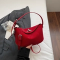 Sac hobo rouge de luxe en cuir avec fermoir rotatif argenté et bandoulière fine - Bordeaux
