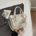 Chic cream-white bucket bag with leather texture and elegant pearl heart pendant charm - With Pendant / Off White