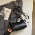 Sac bandoulière demi-lune en cuir noir minimaliste avec poignée et sangle réglable - Noir sans Pendentif